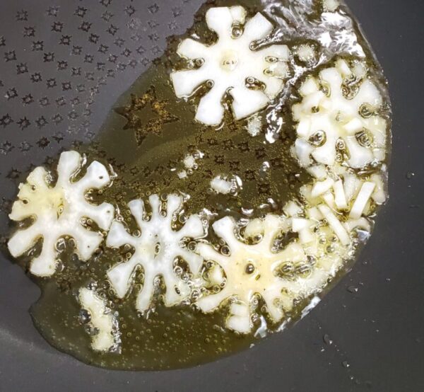 雪の結晶　れんこんの飾り切り　クリスマスリースサラダ